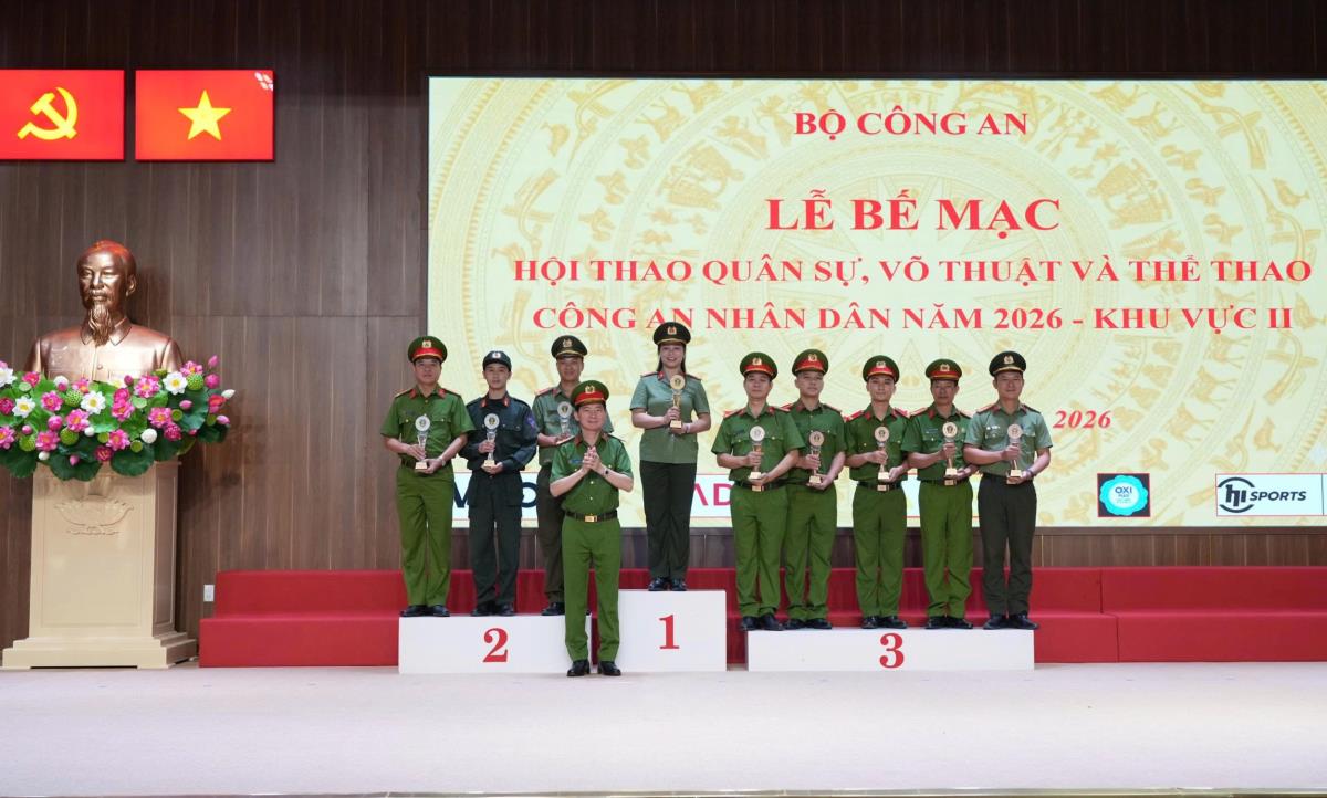 Các đội tuyển xuất sắc nhận giải toàn đoàn tại lễ bế mạc Hội thao CAND Khu vực II năm 2026.