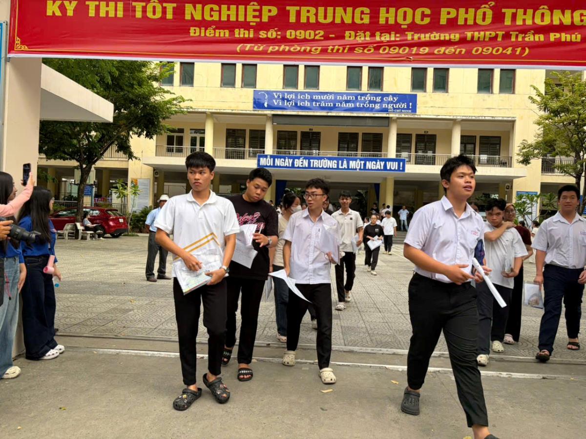 Lực lượng Công an hướng dẫn phụ huynh, người thân đưa đón TS đậu đỗ đúng nơi quy định.