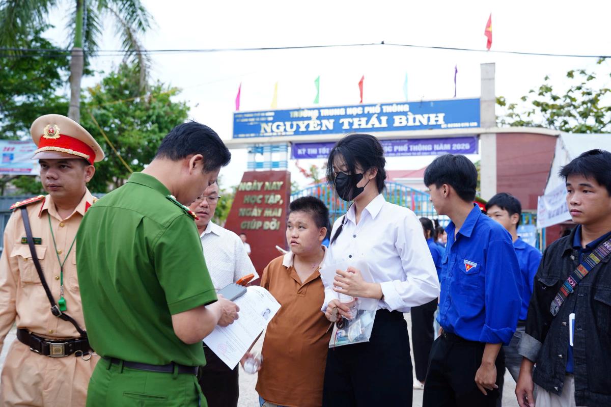 Lực lượng Công an xã hỏi thông tin để hỗ trợ thí sinh T.