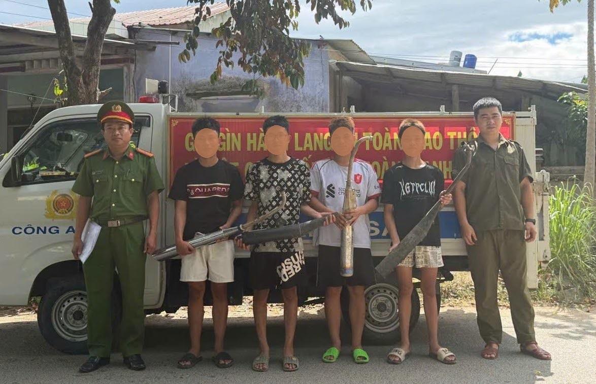 Một số thanh thiếu niên tự nguyện giao nộp ống pô xe máy độ chế.