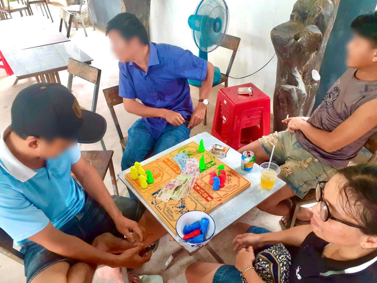 Các đối tượng tham gia đánh bạc bị bắt quả tang.