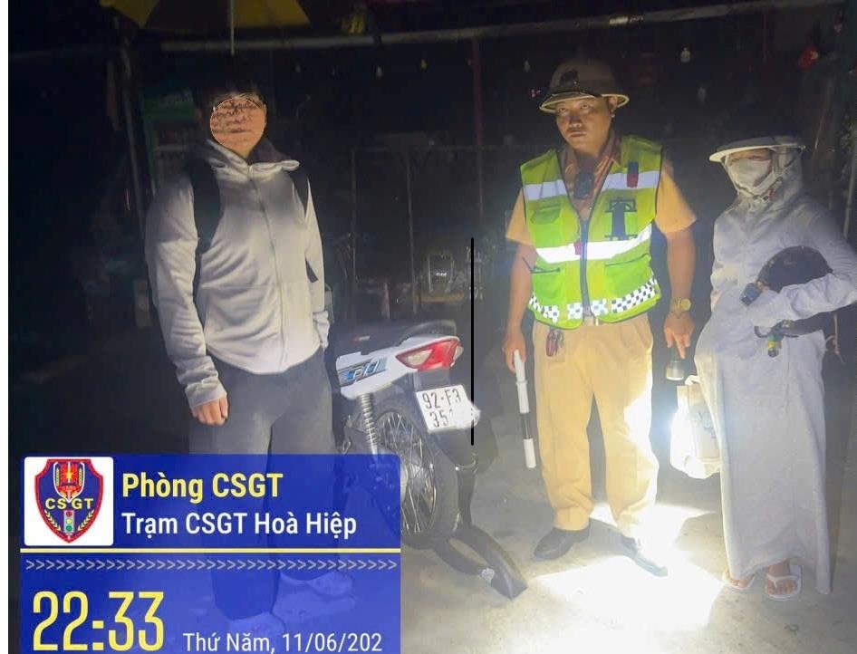 Tổ CSGT kịp thời hỗ trợ trường hợp gặp sự cố trên đèo Hải Vân.