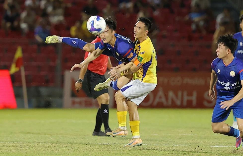 Bắc Ninh FC (áo sáng) đánh bại PVF- CAND để giành quyền lên chơi V-League 1 2026/27.