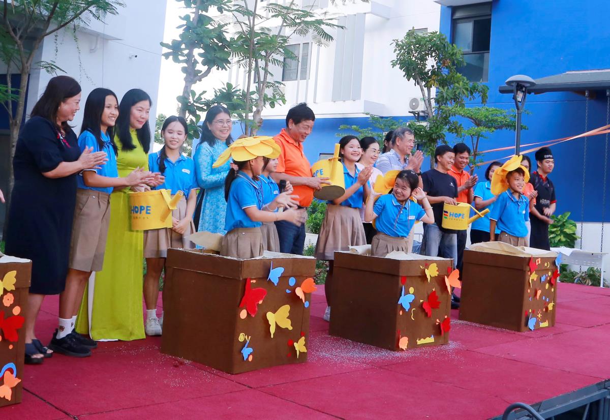 Các em học sinh thể hiện lòng biết ơn công lao dạy dỗ của giáo viên và sự chung tay giúp đỡ của các cấp chính quyền, cộng đồng