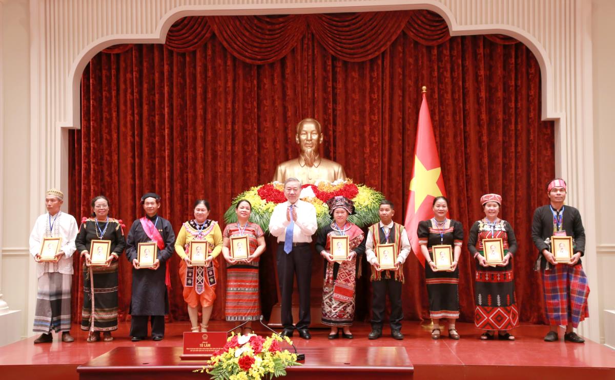 Bà Lê Thị Hồng Nhiên (thứ 3 từ phải sang) vinh dự nhận quà từ Tổng Bí thư, Chủ tịch nước Tô Lâm.