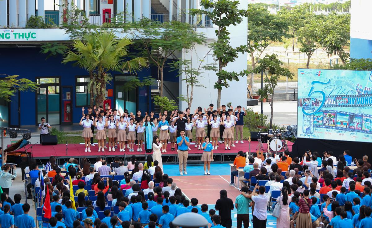 Ông Trương Gia Bình chúc mừng các em học sinh lớp 12 tại lễ trưởng thành.