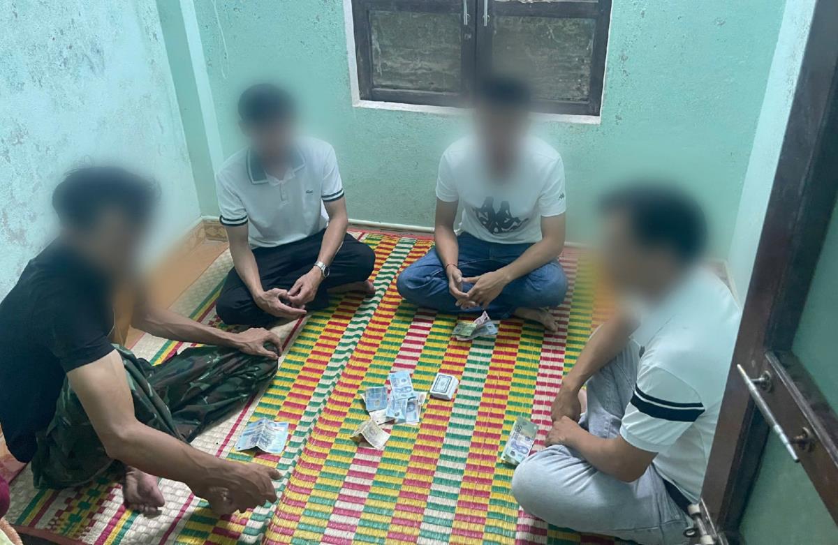 Các đối tượng cùng tang vật.