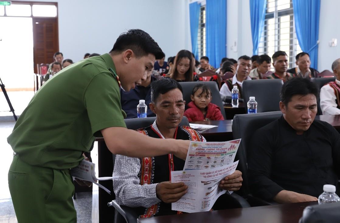 Người dân xã Tuy Đức và xã Đắk Wil (tỉnh Lâm Đồng) giao nộp vũ khí, vật liệu nổ, công cụ hỗ trợ và nhận quà từ lực lượng Công an.