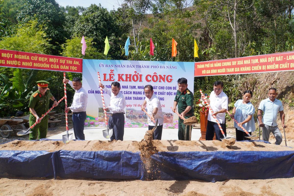 Lãnh đạo thành phố Đà Nẵng và chính quyền địa phương khởi công xây dựng nhà cho hộ ông A Lăng Ke.