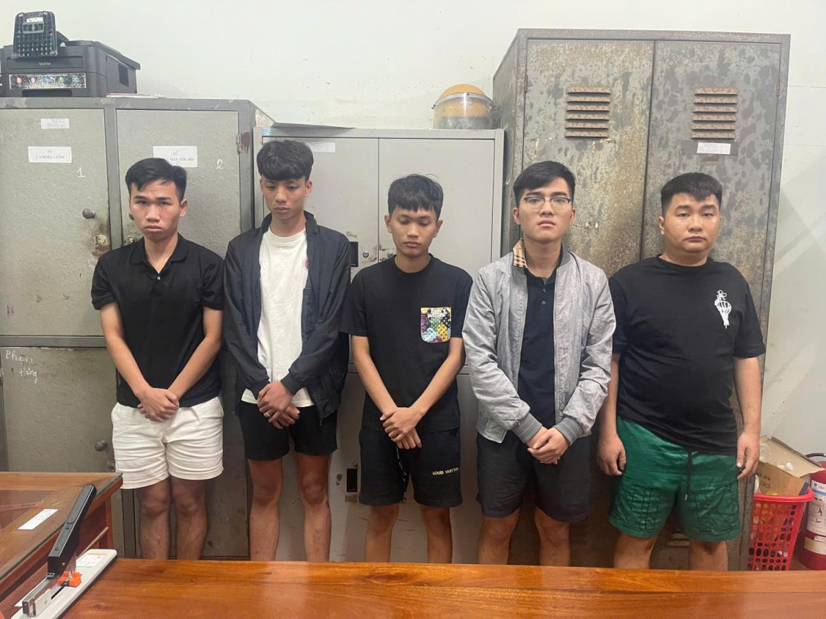 Hình ảnh các đối tượng đến bán đảo Hải Minh gây rối.