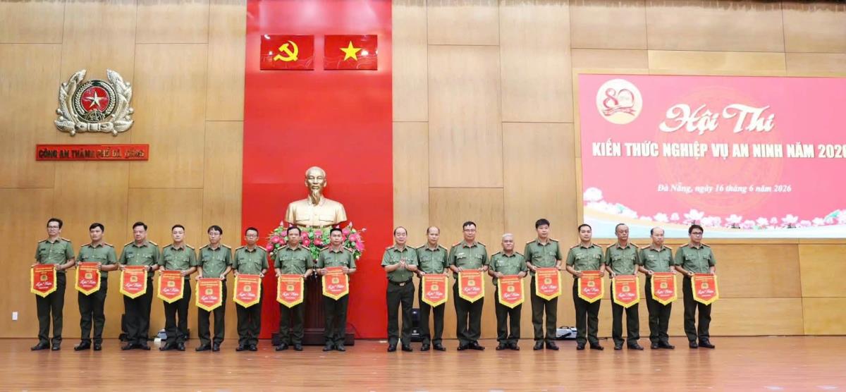 Thiếu tướng Nguyễn Hữu Hợp tặng cờ lưu niệm cho các đội tham gia Hội thi.