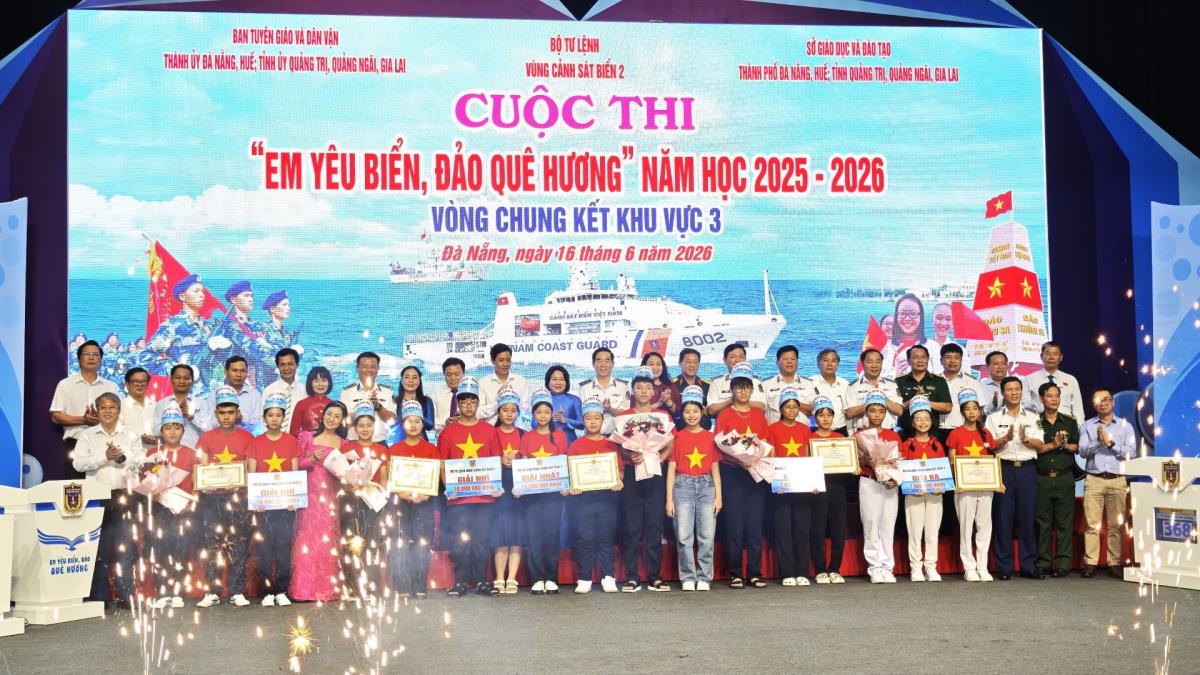 Lãnh đạo các cơ quan, đơn vị, địa phương chụp ảnh lưu niệm với các đội dự thi.