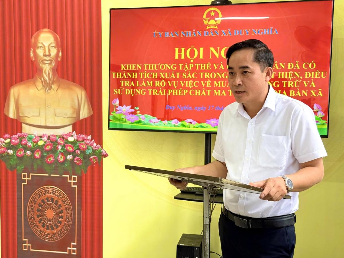 Chủ tịch UBND xã Duy Nghĩa khen thưởng cá nhân và tập thể.