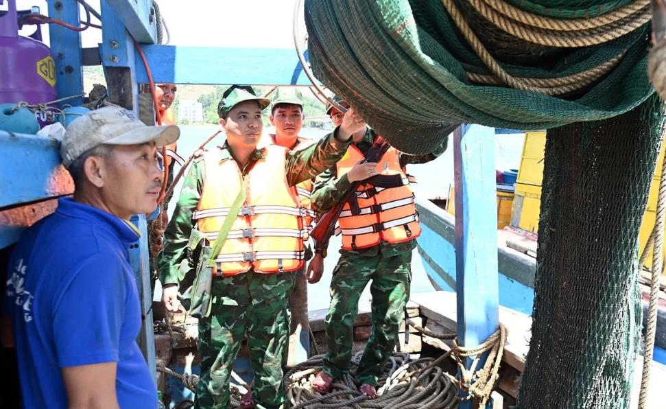 Biên phòng Đà Nẵng phát hiện, xử lý tàu cá vi phạm.