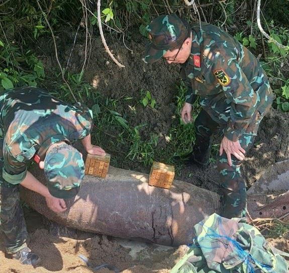 Lực lượng Công binh xử lý hủy nổ quả bom.