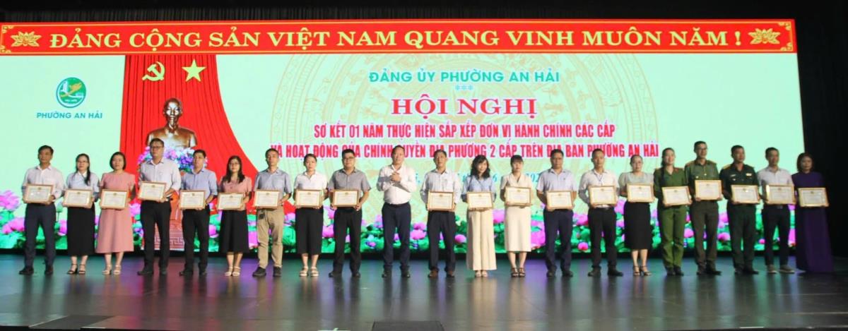 Lãnh đạo UBND P. An Hải trao tặng khen thưởng cho các tập thể, cá nhân có thành tích xuất sắc.
