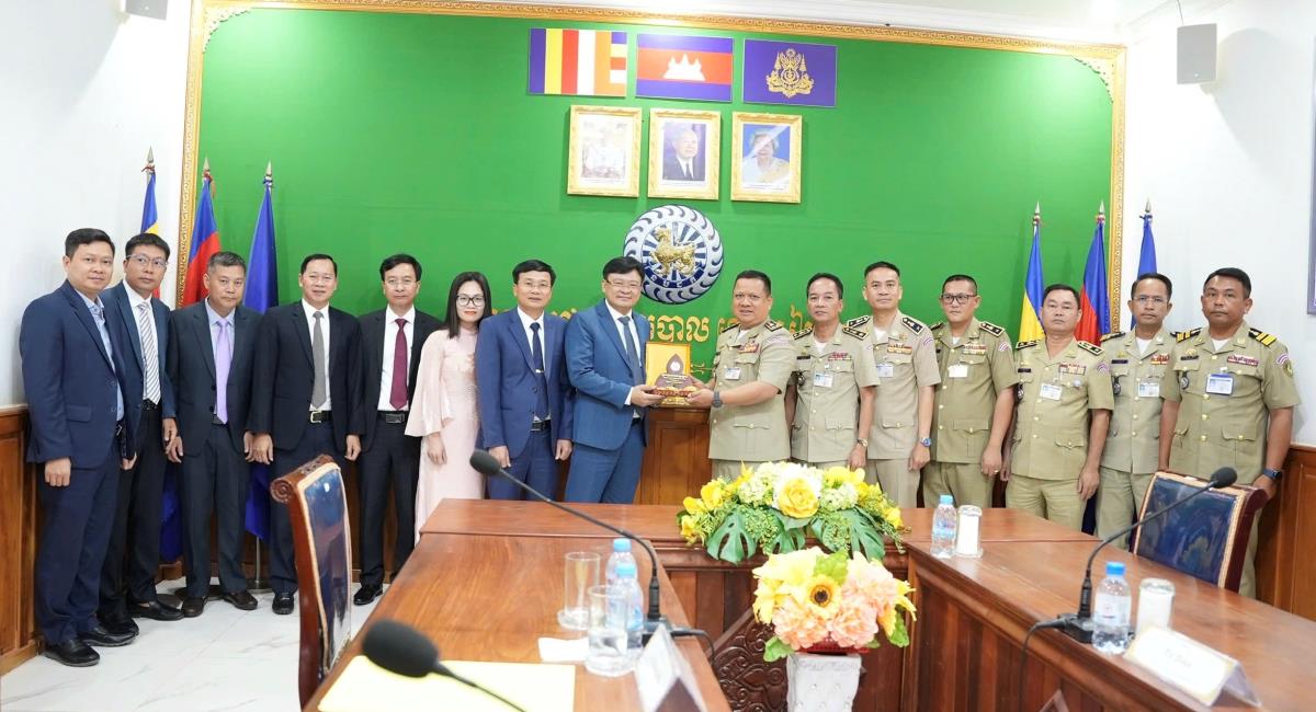 Đoàn công tác Công an thành phố Huế và Công an tỉnh Xiêm Riệp chụp ảnh lưu niệm.