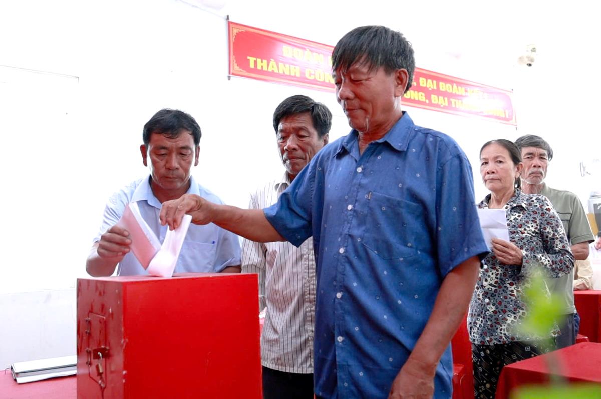 Ông Đinh Văn Loại - Trưởng thôn, Bí thư Chi bộ thôn Ka Năng kiểm tra lại giấy tờ trước khi thực hiện sắp xếp.