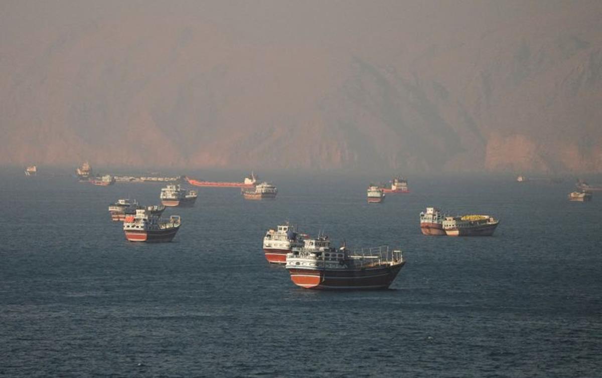 Tàu thuyền lưu thông tại eo biển Hormuz, nhìn từ bán đảo Musandam của Oman, ngày 15-6. Ảnh: Reuters