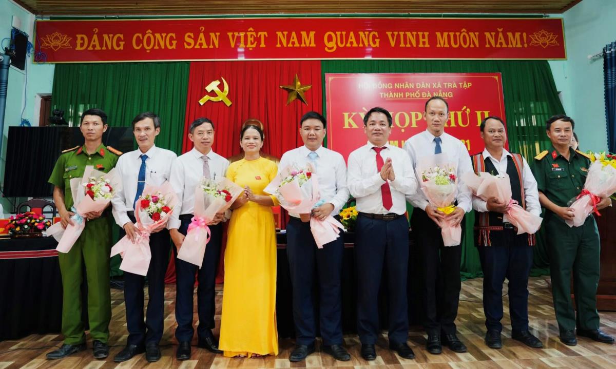 Lãnh đạo xã Trà Tập tặng hoa chúc mừng ông Nguyễn Thế Anh cùng lãnh đạo và ủy viên UBND xã.