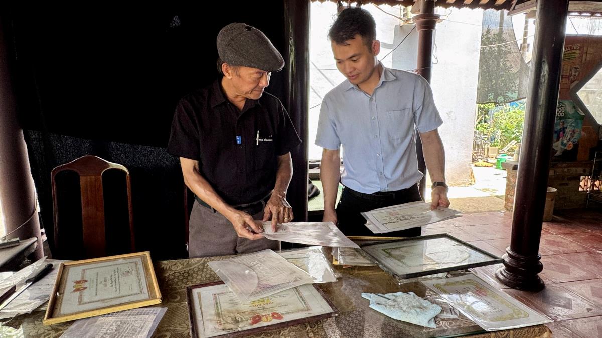 Ông Tiến Dũng giới thiệu những bằng khen mình đạt được qua những năm tháng cống hiến.