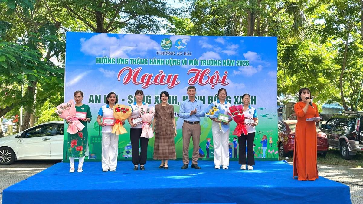 Các gian hàng được tổ chức trưng bày tại ngày hội.