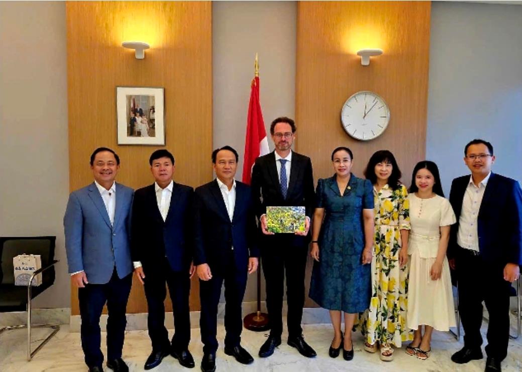 Đoàn công tác tại trụ sở UN Tourism