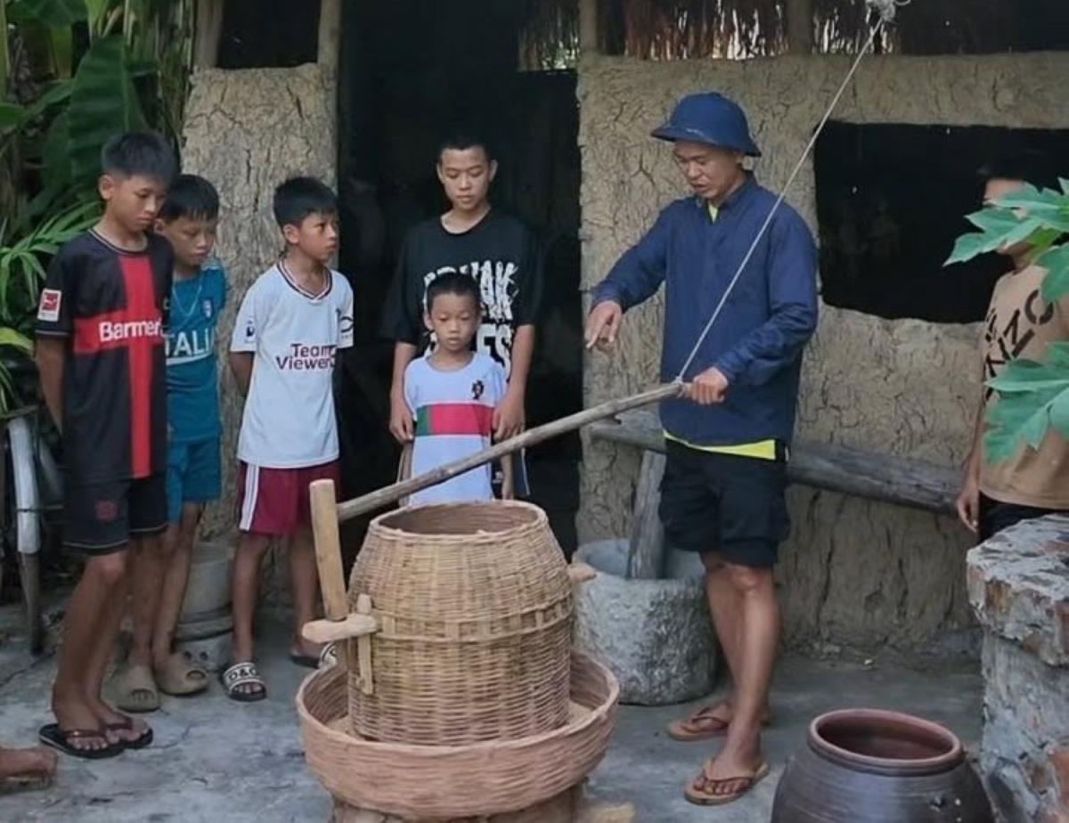 Hoạt động cấy lúa thu hút nhiều em nhỏ tham gia.