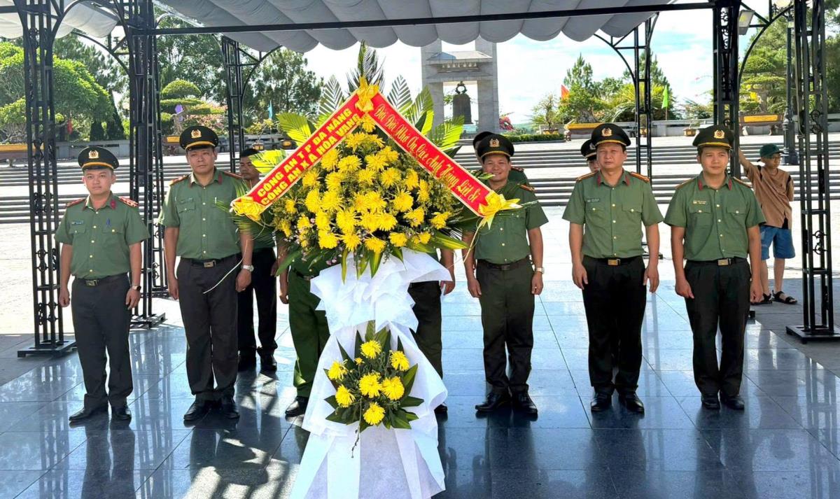Hành trình về "địa chỉ đỏ" thể hiện đạo lý “Uống nước nhớ nguồn” của lực lượng Công an nhân dân.