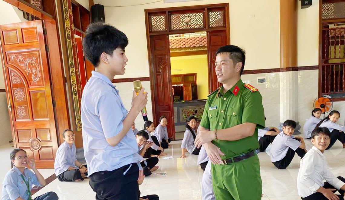 Công an xã Thăng Trường tuyên truyền về tác hại của ma túy.
