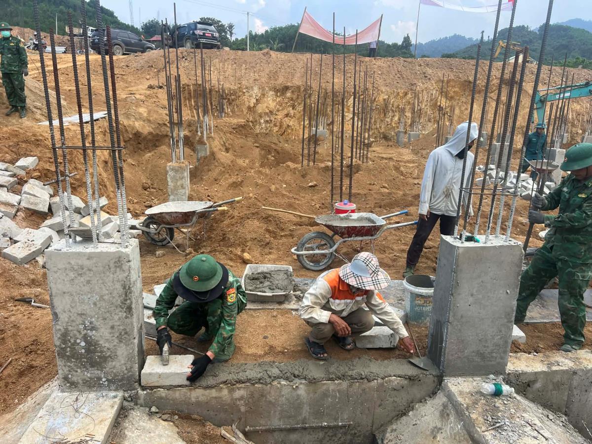 Lực lượng vũ trang được huy động thi công xây dựng các trường học biên giới tại Đà Nẵng.