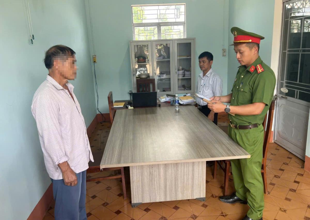 Cơ quan Công an khởi tố bị can Hồng.
