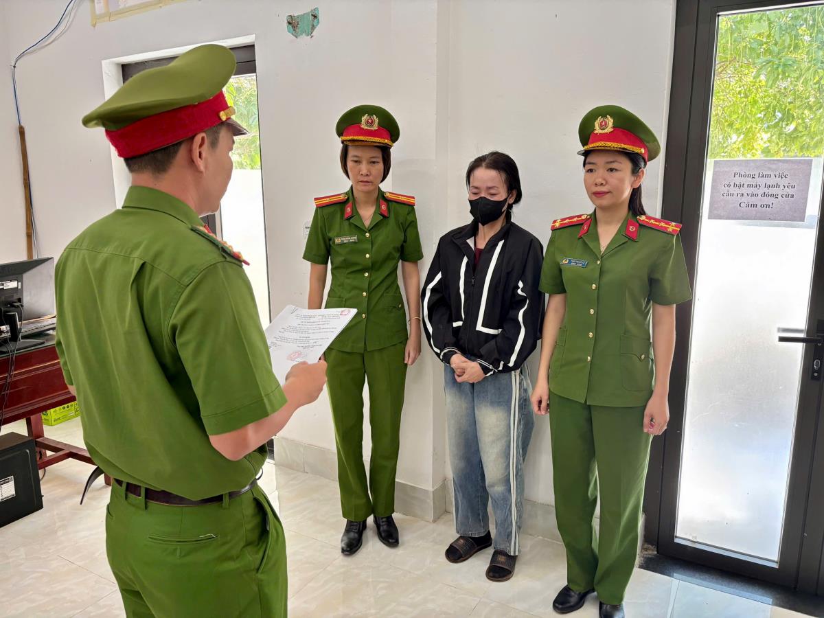 Cơ quan Công an bắt giữ đối tượng T.V.H cùng số ma túy tang vật.