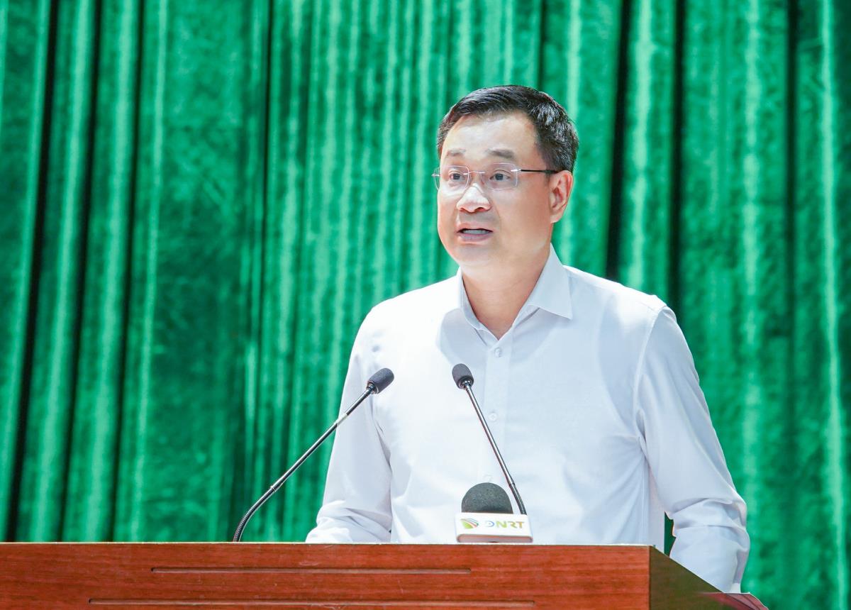 Các đồng chí trong Ban giám đốc Công an thành phố (hàng đầu) dự hội nghị tại điểm cầu Công an thành phố