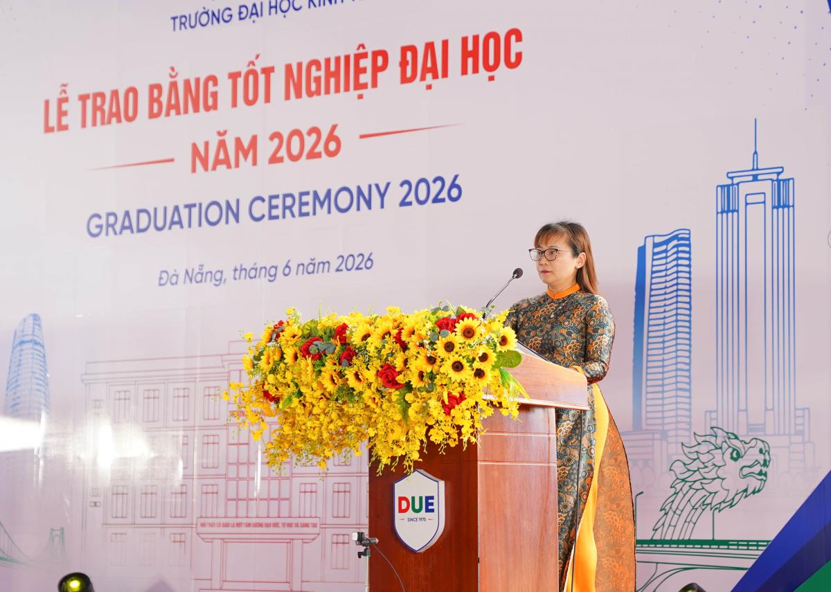 GS. TS. Ngô Văn Hà - Trưởng Khoa Lý luận chính trị trường ĐHKT Đà Nẵng trao Bằng tốt nghiệp cho tân cử nhân đợt 2-2026.