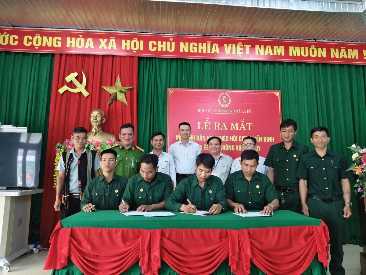 Các Chi hội Cựu chiến binh xã La Êê ký cam kết thi đua tại lễ ra mắt.