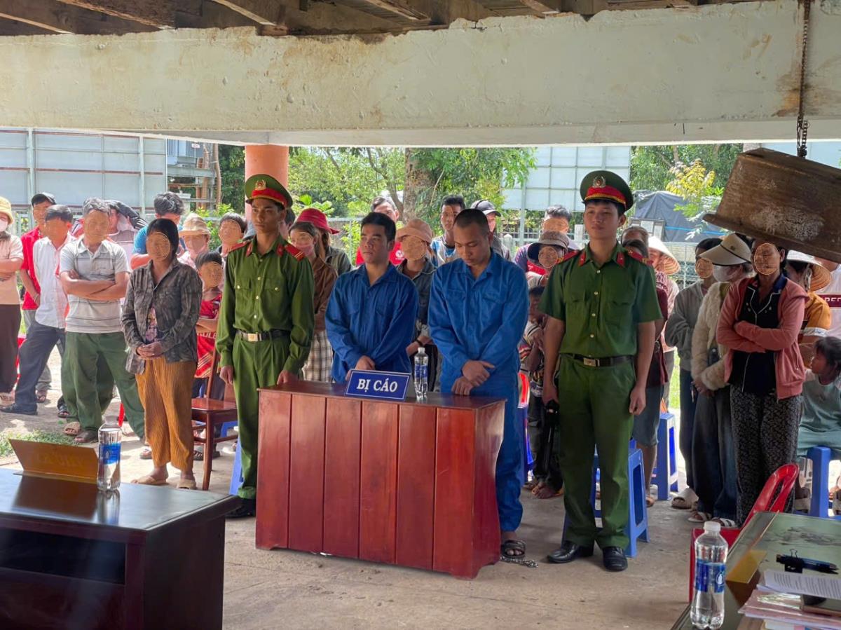 Quẳng hết tiền công lao động vào ma túy , 2 trai làng lãnh án tù