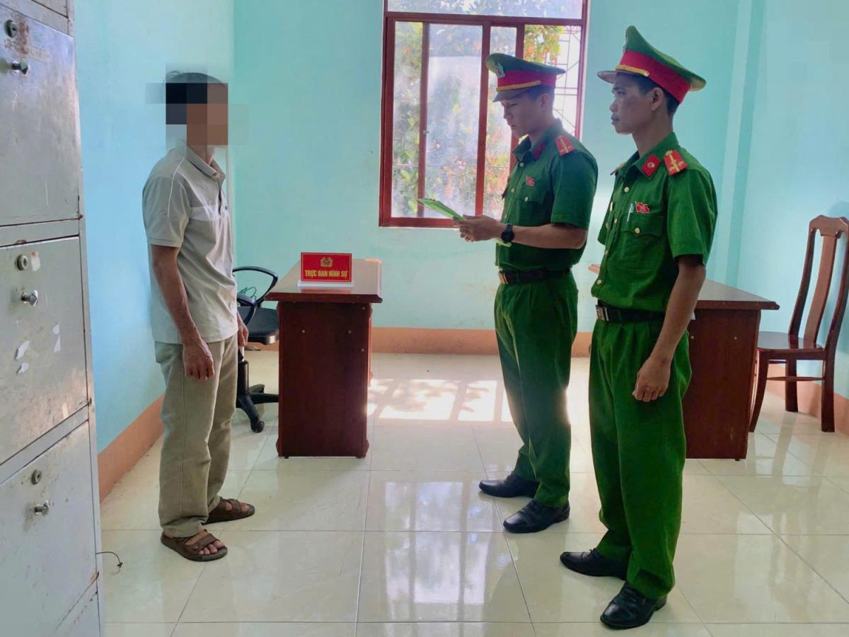 Cơ quan Công an tống đạt quyết định khởi tố ông P. Ảnh: CAGL