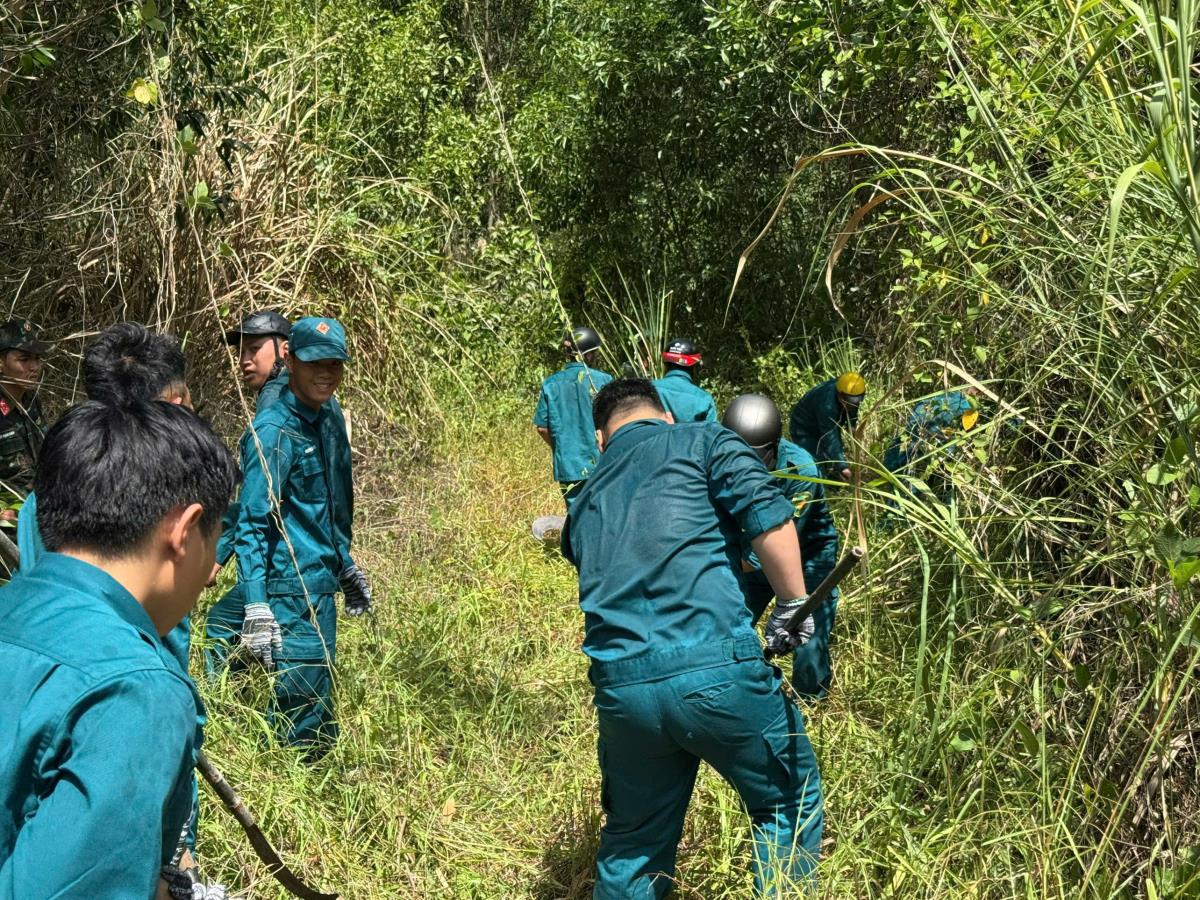 Lực lượng Cảnh sát PCCC&CNCH Công an TP Đà Nẵng phối hợp với các đơn vị tiếp cận, khống chế, dập tắt đám cháy.
