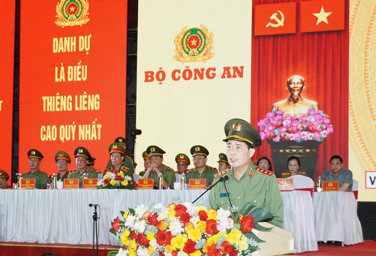 Trình diễn kỹ thuật bắn súng ứng dụng, vận động cơ bản và công phá mục tiêu.