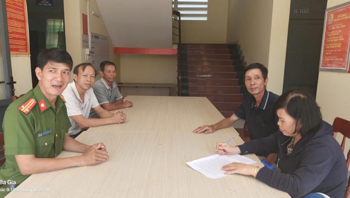 Công an xã Ba Gia giúp gia đình ông Trúc nhận lại cháu sau hơn 20 năm thất lạc.
