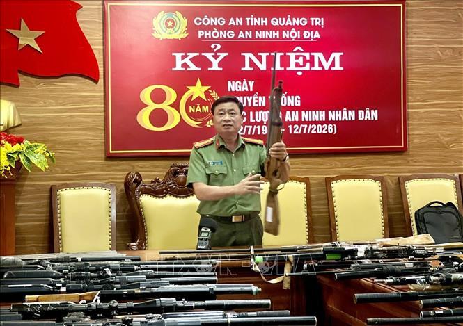 
Ba bị can trong vụ án chế tạo, tàng trữ, mua bán trái phép vũ khí quân dụng do Công an tỉnh Quảng Trị khởi tố.
