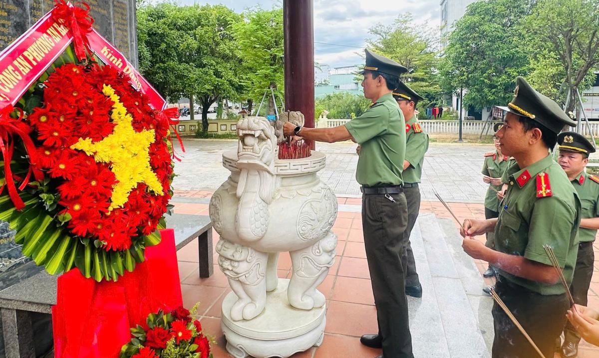 Công an phường An Khê thăm, tặng quà các đồng chí nguyên lãnh đạo Lực lượng An ninh qua các thời kỳ.