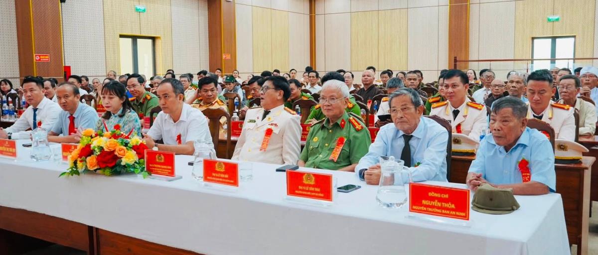 Các đại biểu chụp ảnh lưu niệm.