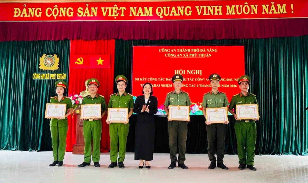 1 tập thể và 6 cá nhân Công an xã Phú Thuận được UBND xã khen thưởng.