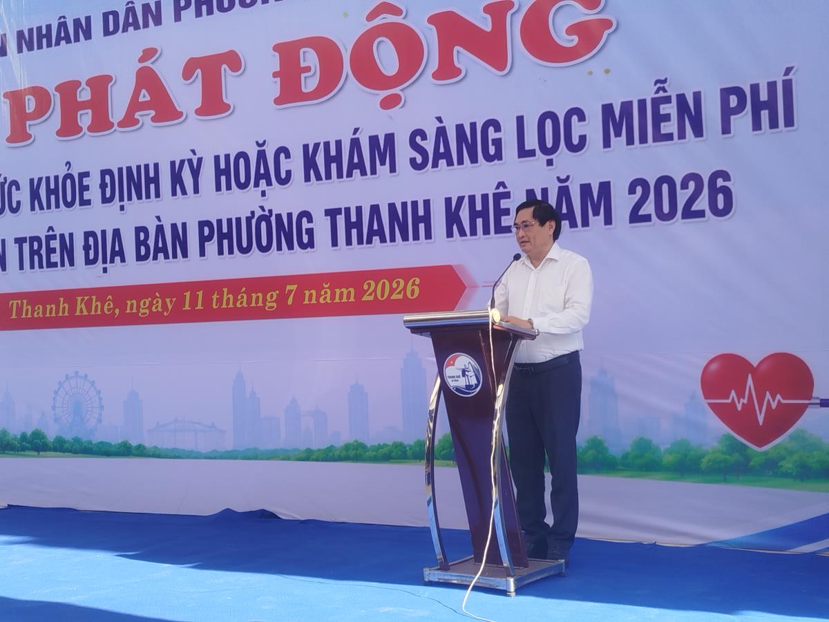 Người dân đến thăm khám sức khỏe miễn phí trong buổi sáng đầu tiên.