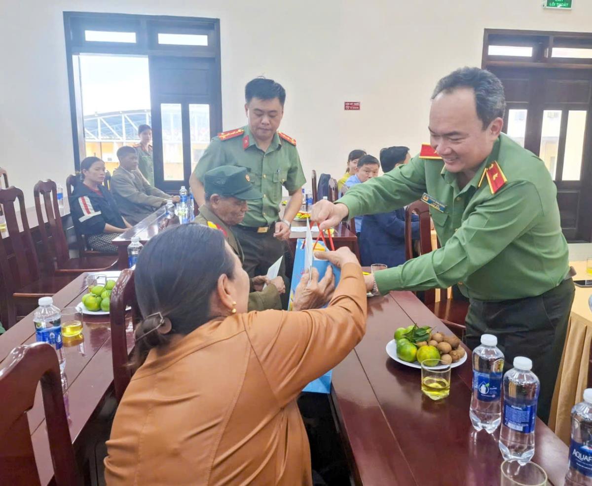 Giám đốc Công an tỉnh Lâm Đồng thăm, tặng quà người có công tiêu biểu tại các xã Bảo Lâm