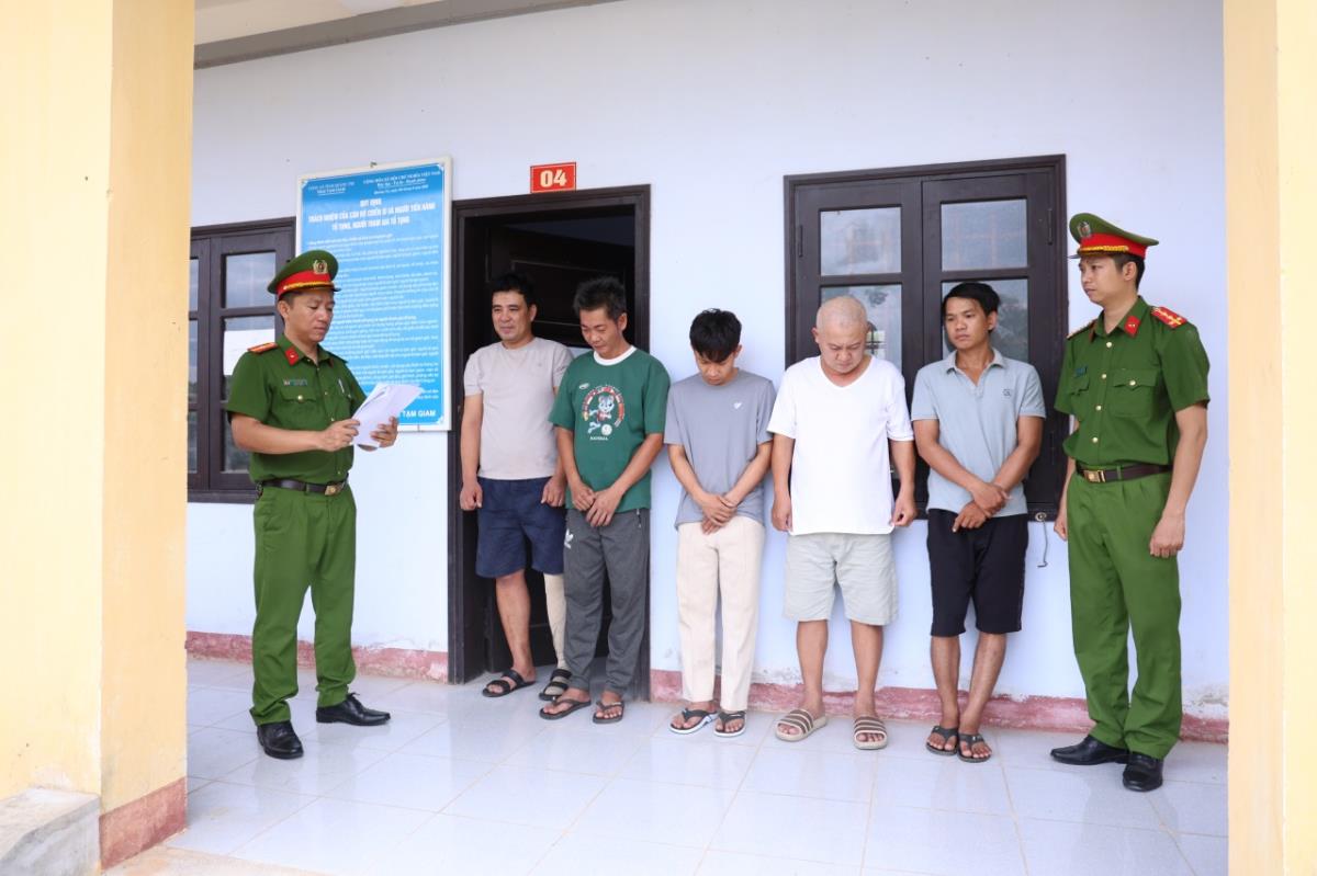 Cơ quan CSĐT tạm giữ hình sự các đối tượng trong đường dây cá độ bóng đá.