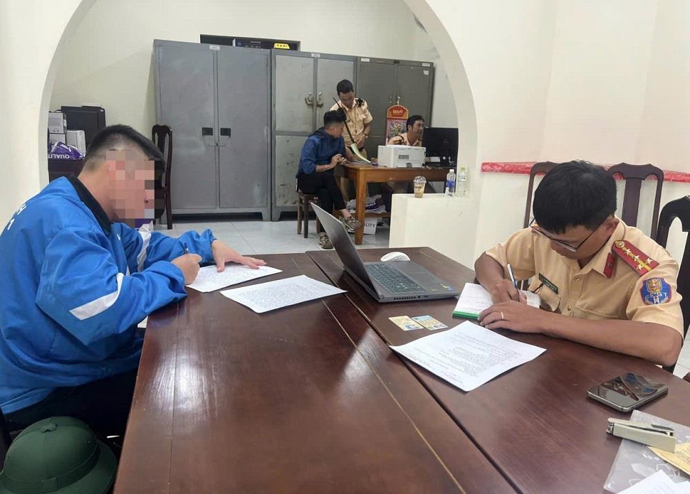 Phòng CSGT Công an tỉnh Lâm Đồng làm việc với tài xế Nguyễn Đức C.