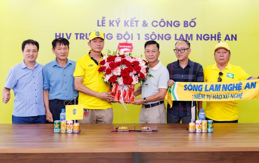 Ban lãnh đạo SLNA tặng hoa chúc mừng HLV Văn Sỹ Sơn.